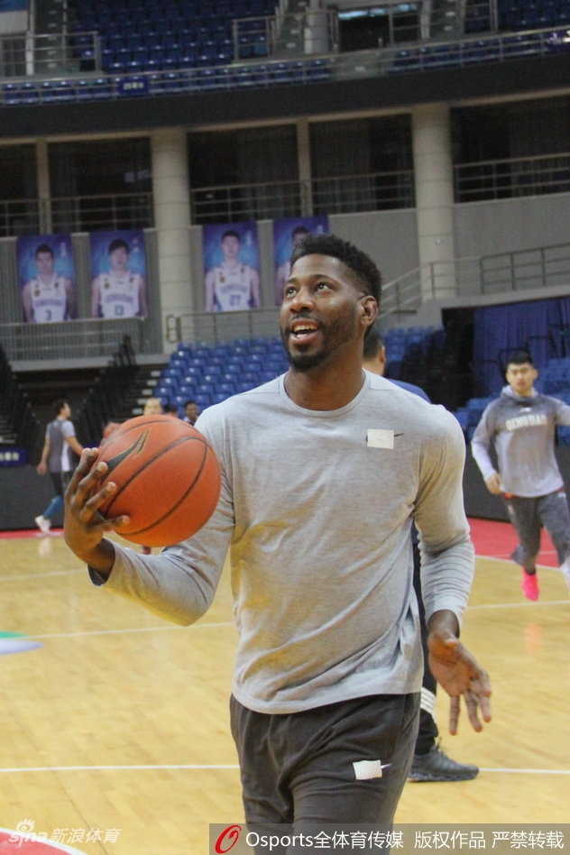 训练间隙,梅斯正在进行拉伸放松,肌肉线条分明的手臂彰显着强悍的身体素质,他脸上的汗水在灯光下闪闪发光,这正是他全力以赴投入训练的最好证明。