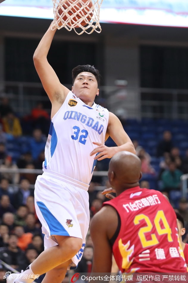 吉林队外援韦弗面对防守强行突破上篮,尽管对抗激烈,他依然努力将球送入篮筐,斗志昂扬。
