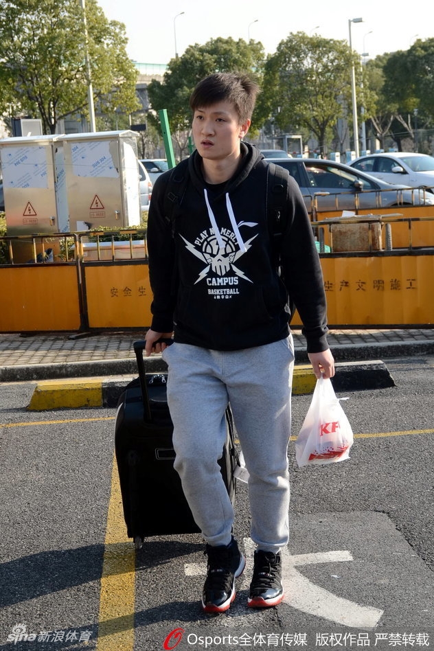 面对热情的上海球迷，李学林微微欠身，认真地听着球迷的诉求，他的亲和力让他无论在哪座城市都能迅速拉近与球迷的距离。