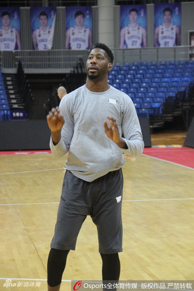 梅斯在罚球线上稳稳命中,专注的神情与标准的投篮姿势相得益彰,身后的训练场地空旷而安静,只有篮球与地板碰撞的回声见证着他的努力。