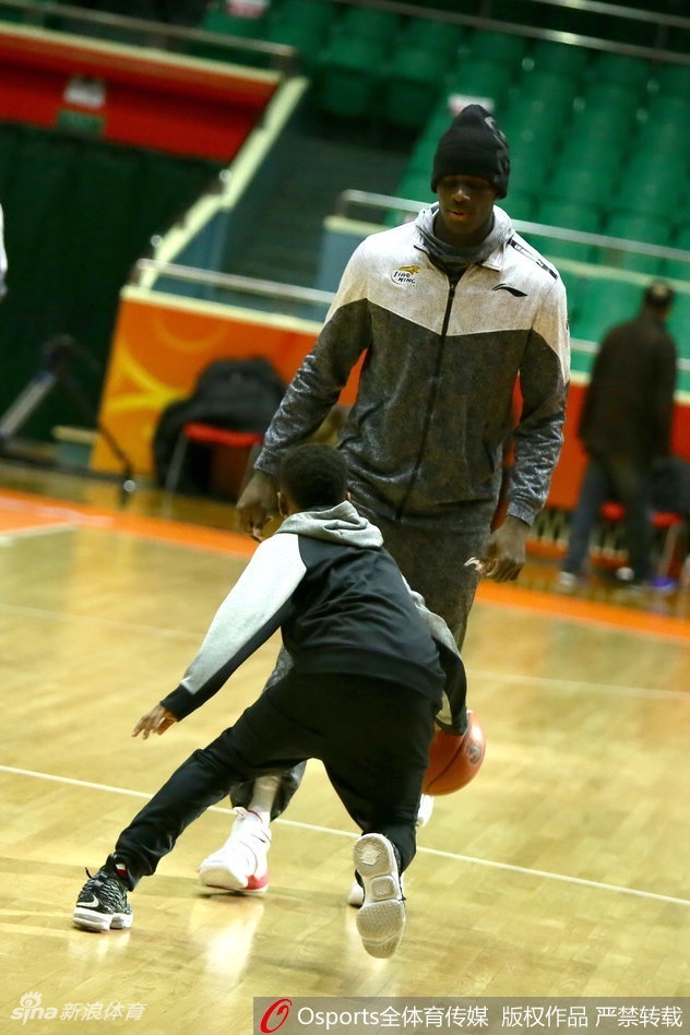 韩德君在训练中低位要球,庞大的身躯占据了绝对优势,队友哈德森准备将球吊入内线,这是辽宁男篮最经典的进攻套路之一。