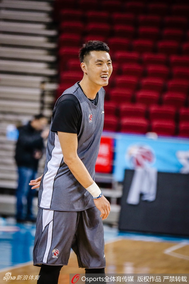 刘晓宇在训练中运球穿越全场，他重心压得很低，运球速度快如闪电，脸上表情沉着冷静，全神贯注于战术演练之中。