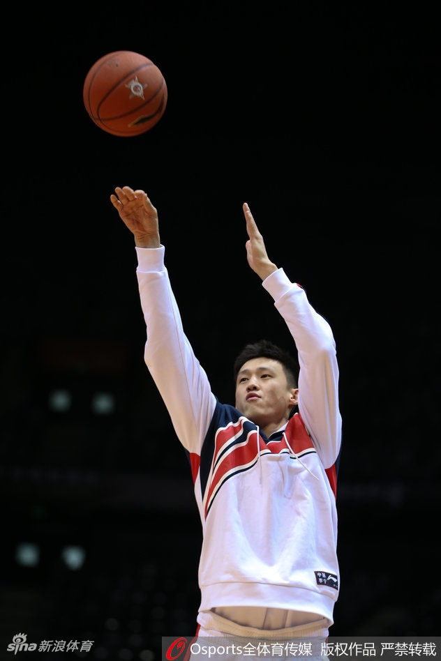 赵睿弯腰系鞋带时仍不忘搞怪,抬头看向镜头的瞬间眼神调皮,连最普通的动作都做得趣味十足。