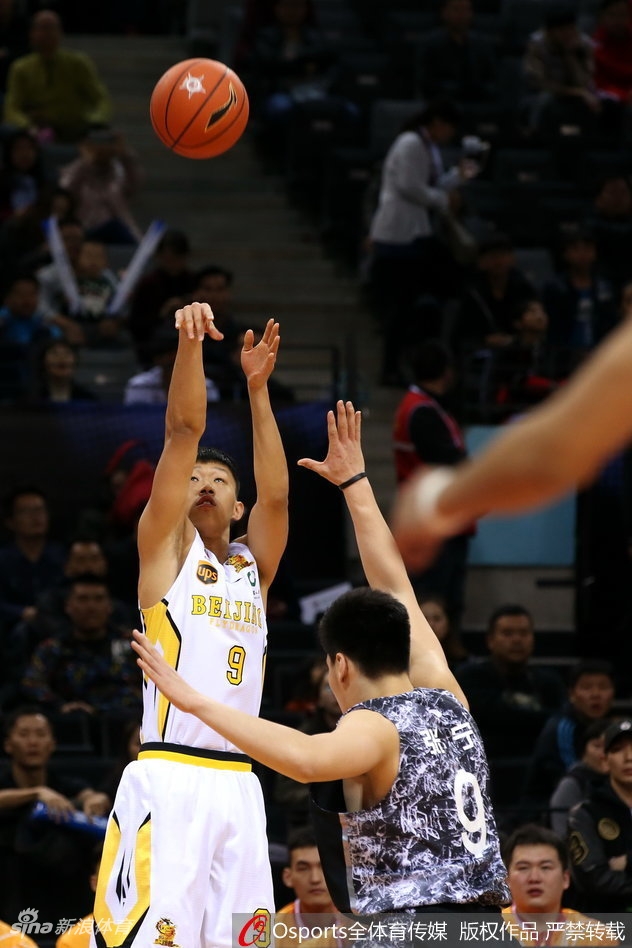 新疆队的阿不都沙拉木在拼抢中倒地,但他没有丝毫犹豫,第一时间将球紧紧抱在怀中,眼神里满是对胜利的渴望。