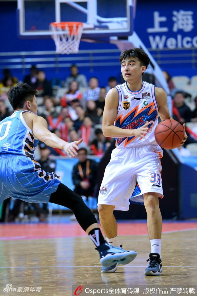 汉密尔顿在三人合围中拼下前场篮板，落地后的他眼中满是不甘，双拳难敌四手正是他今晚最真实的写照。