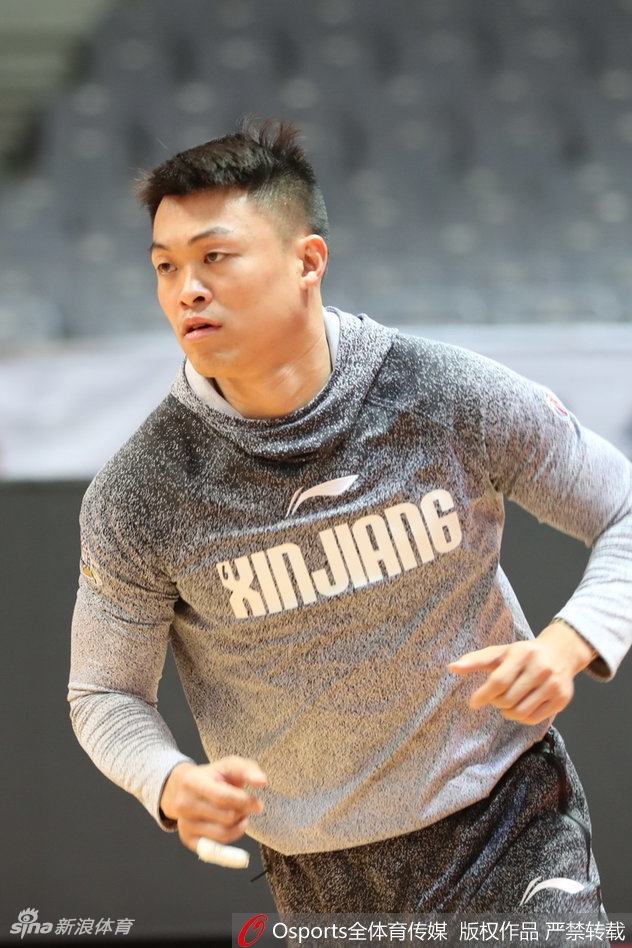 西热力江在训练中全神贯注,紧咬牙关进行折返跑,他那永不言弃的精神是新疆男篮最宝贵的财富。
