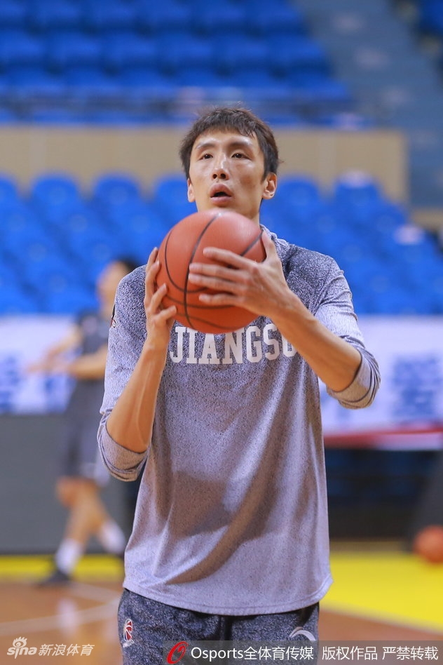 肯帝亚外援布朗面带微笑在场边拉伸,眼神中透露出对新挑战的期待与自信。