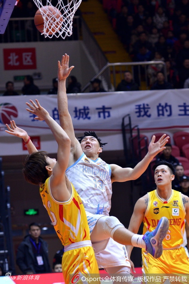 新疆防守球员如八爪鱼般展开长臂,指尖几乎要触碰到同曦队巴赫拉米刚出手的皮球,这一瞬间的防守压迫感让整个空间都仿佛凝固了。