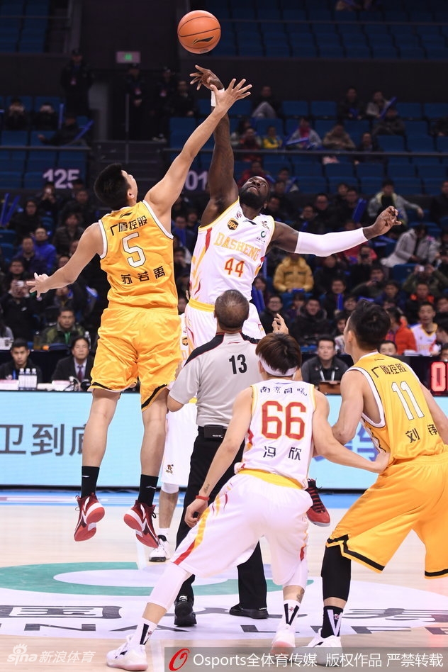 广厦队核心后卫福特森在人群中撕开防线,以一记鬼魅般的上篮撕裂同曦队的防守,他的眼神中充满了对胜利的渴望。