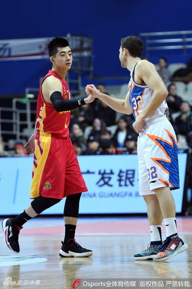 上海队球员罗汉琛在对方两人的围堵之下，依然毫不畏惧，腾空而起以一股不可思议的角度将球送入篮筐，身体完全失去平衡。