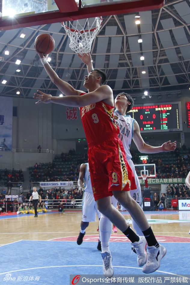 福建小外援拉斯-史密斯犹如一道闪电撕破深圳防线,他面对两人包夹依然在空中失去平衡的情况下将球抛出,皮划出一道彩虹弧线坠入网窝。