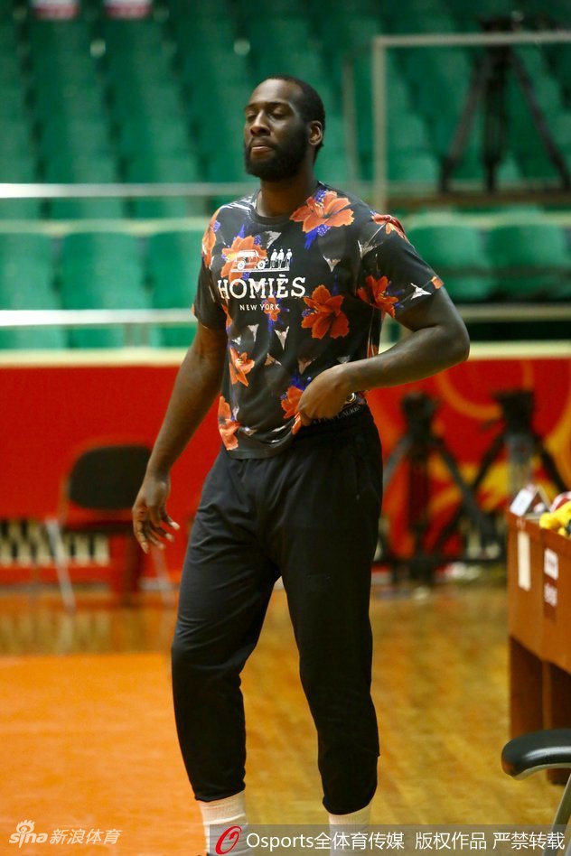 训练间歇,球员们围在一起击掌鼓劲,团队凝聚力在这一刻展现得淋漓尽致