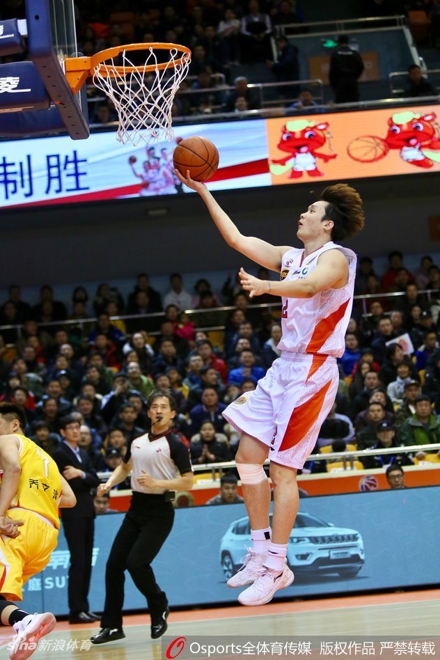 空中接力!陶汉林与劳森心领神会,后者送出精准击地传球,陶汉林拍马赶到双手挂筐暴扣