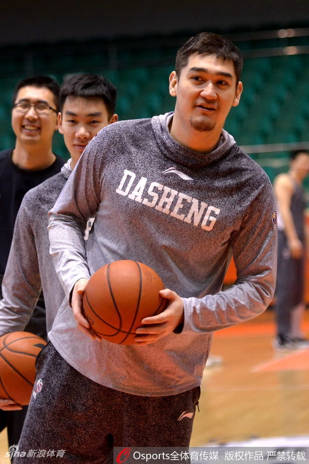 年轻后卫在教练的指导下进行针对性运球训练,专注度极高