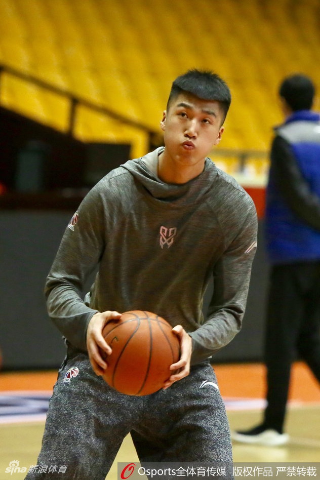 防守悍将滑步横移,张开双臂紧贴防守人,仿佛筑起一道移动长城