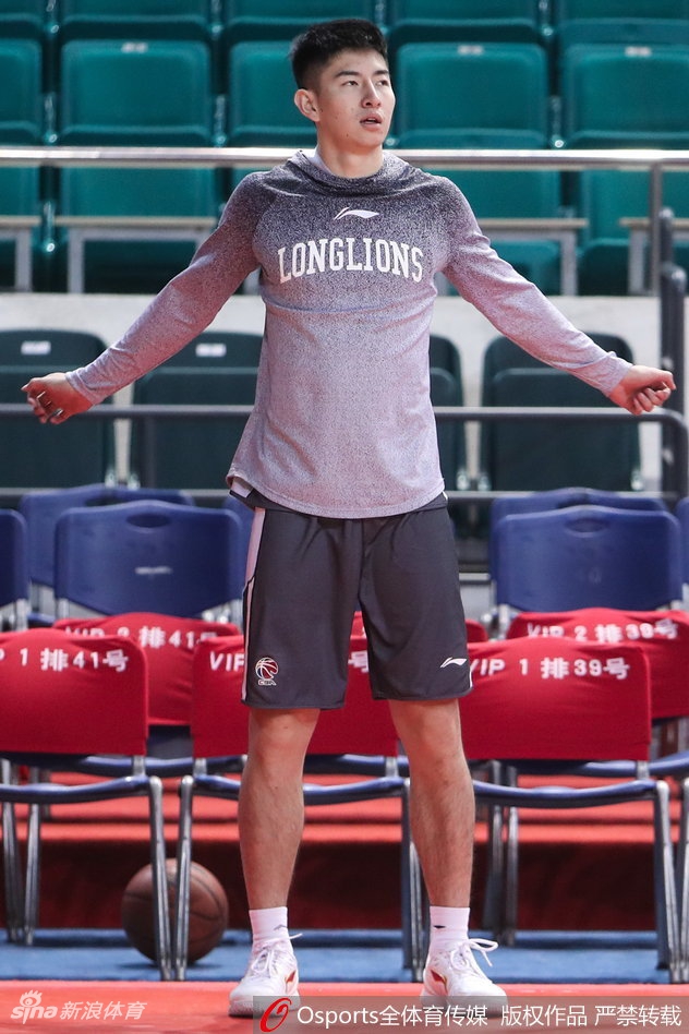 广州内线外援汉斯布鲁在篮下完成暴扣后，紧握双拳仰天长啸，壮硕的肌肉线条在灯光下显得极具威慑力。