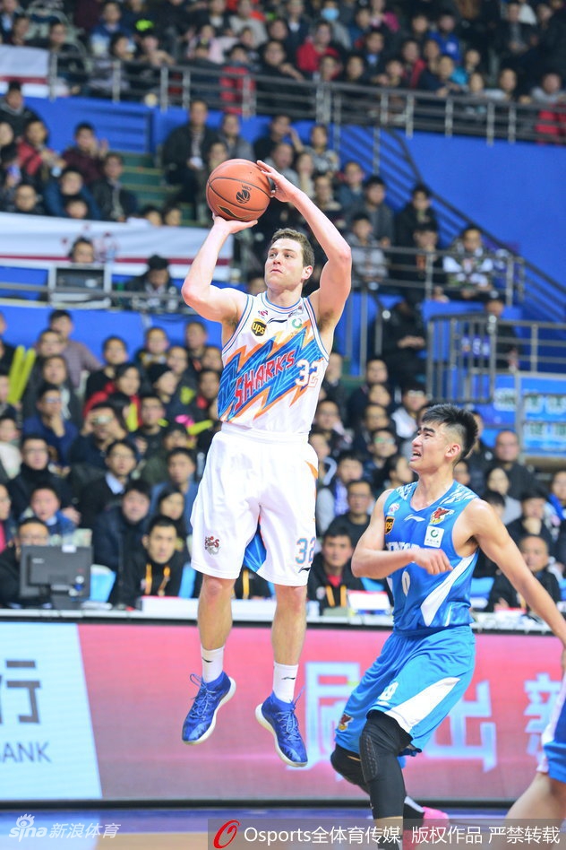 张兆旭高高跃起，像一堵移动的长城，用一记势大力沉的盖帽拒绝了对手的上篮，守护着上海队的禁区尊严。