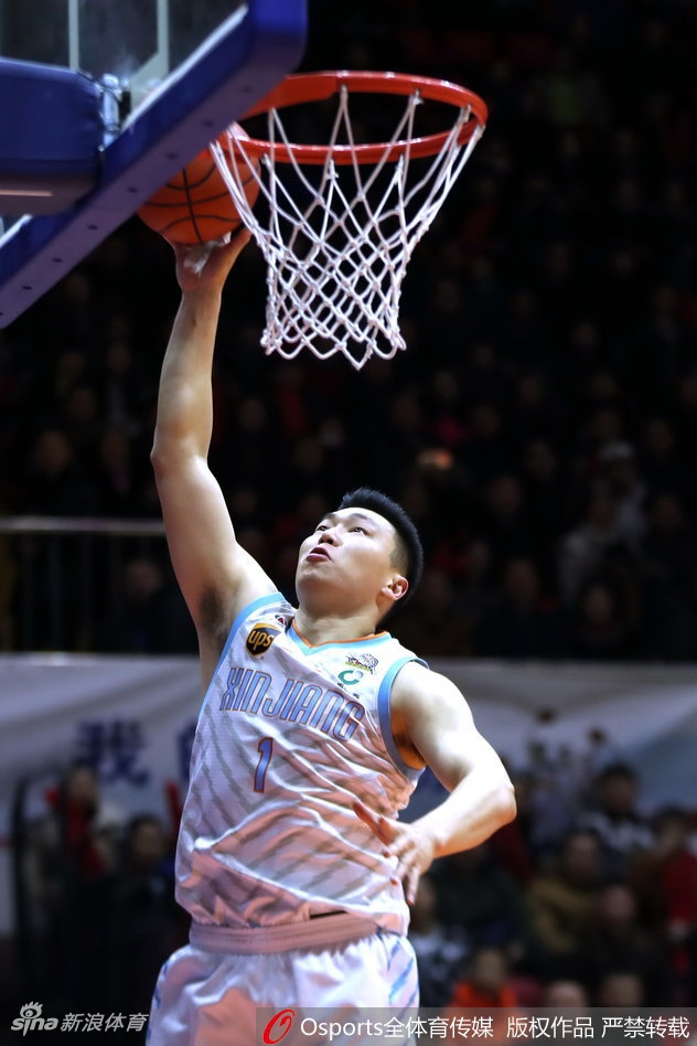 比赛结束后，浙江队的小将赖俊豪低着头走向球员通道，他的球衣被汗水浸透，背景是庆祝胜利的新疆队球员，巨大的反差充满了画面感。