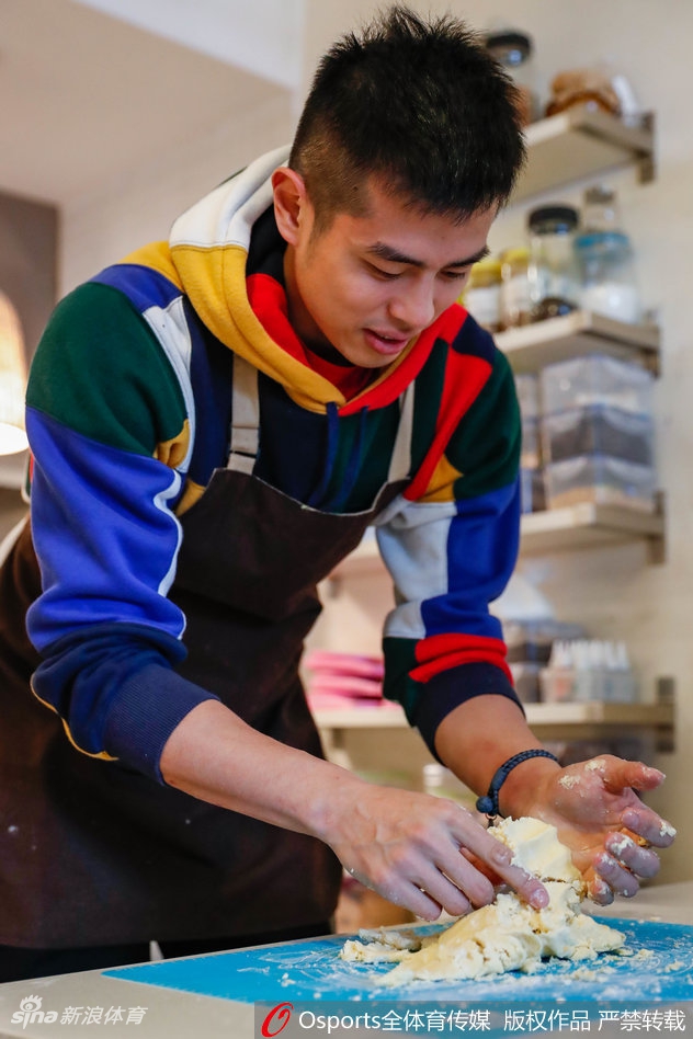 方硕手捧精心制作的饼干礼盒,面带微笑直视镜头,仿佛在通过镜头向屏幕前的球迷们送出最真挚的情人节祝福。