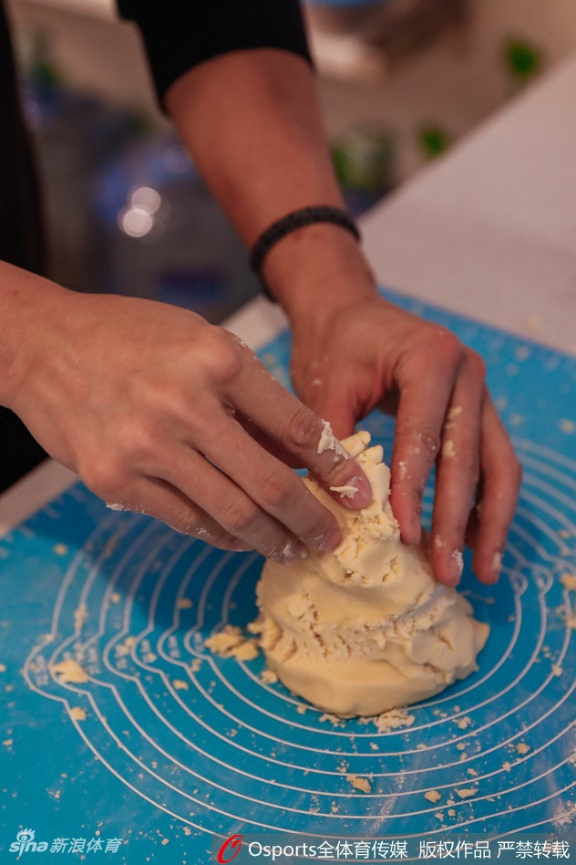 整个制作台面上摆满了各式各样的饼干和烘焙工具,方硕置身其中,完美融入面点师角色,场面温馨而有趣。
