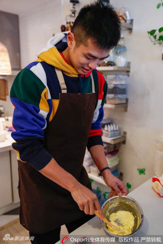方硕拿起裱花袋,在饼干上细心勾勒,挤出精美的奶油花纹,专注的神情仿佛在球场上执行最后一攻的战术。