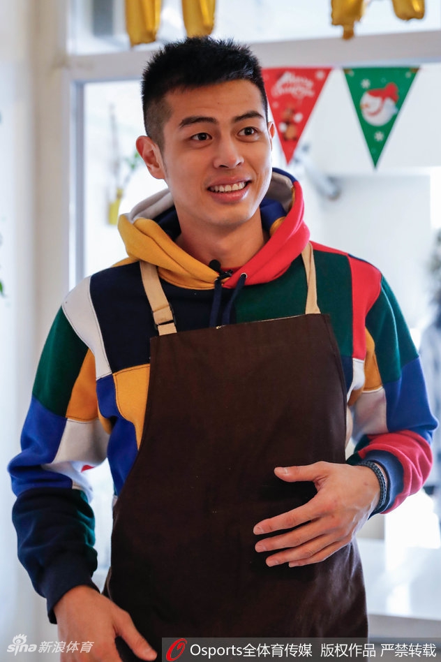 方硕全神贯注,双手轻柔地揉搓着面团,仿佛在对待一件珍贵的艺术品,面粉轻扬间尽显铁汉柔情。