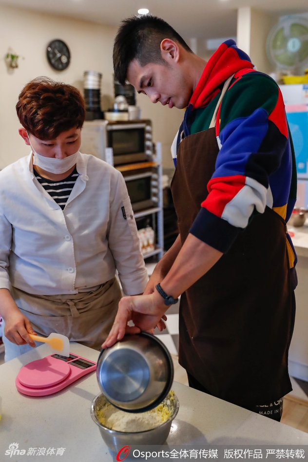 案板上摆满了已经制作完成的爱心饼干,方硕双手轻抚桌面,看着自己的劳动成果,眼神中满是温柔与期待。