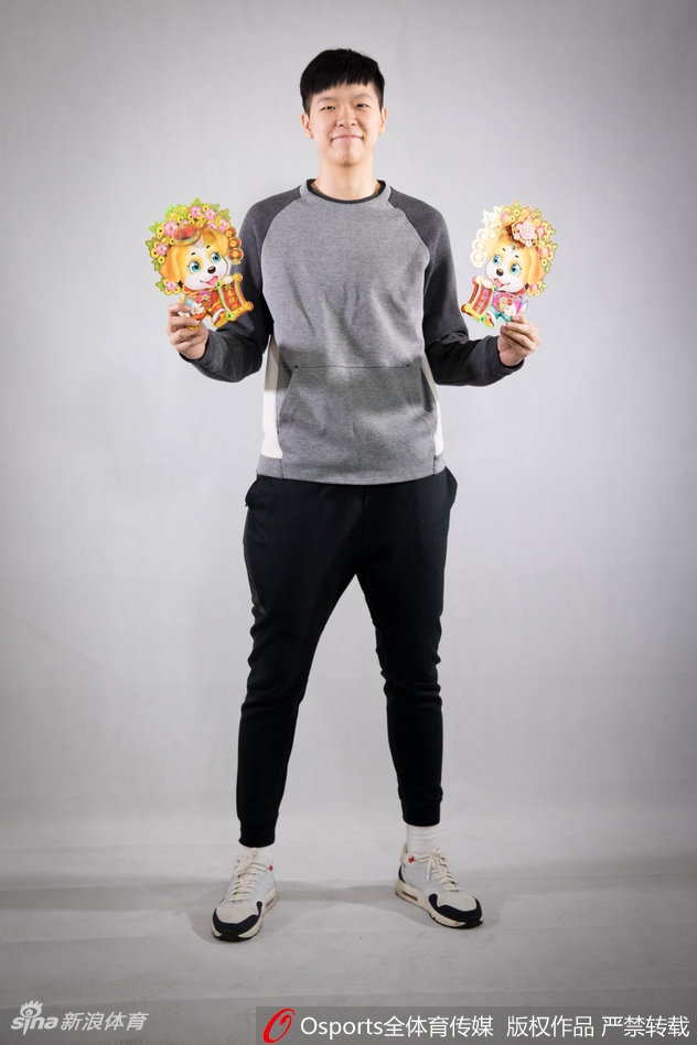 年轻的潜力新星杨舒予单独出镜，她抱着一个篮球造型的新年玩偶，笑容阳光而纯净，仿佛一颗正在冉冉升起的新星，预示着广东女篮未来的无限可能。
