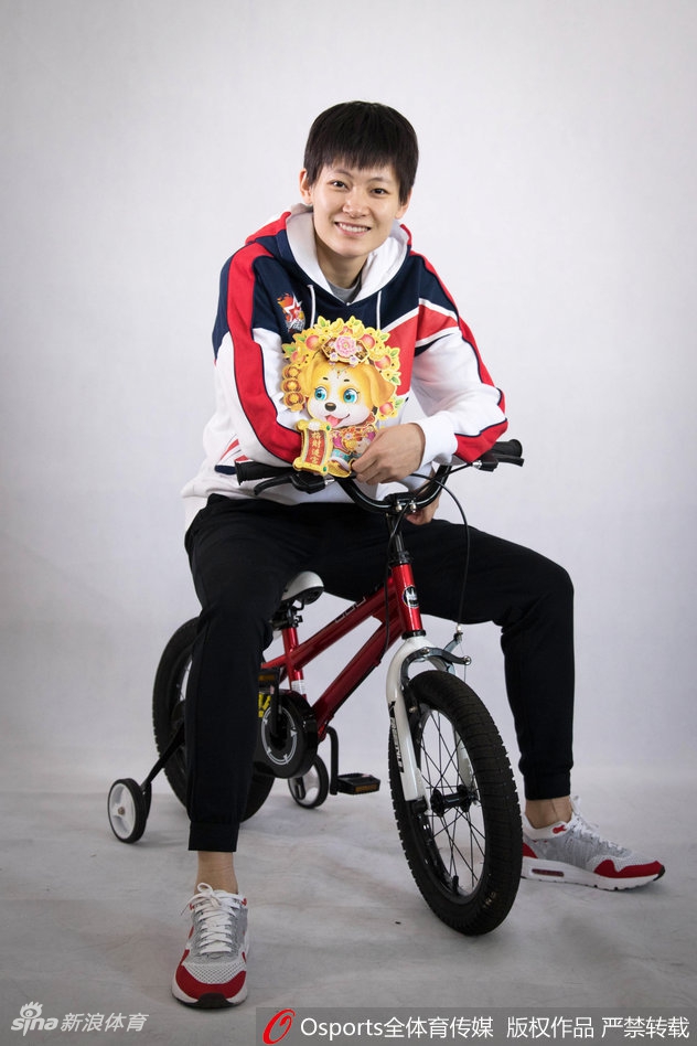 镜头拉近，几位主力队员围聚在一起，手中展开一幅巨大的手写春联，上联书写着对胜利的渴望，下联寄托着对未来的憧憬，她们彼此搭着肩膀，姐妹情深溢于言表。