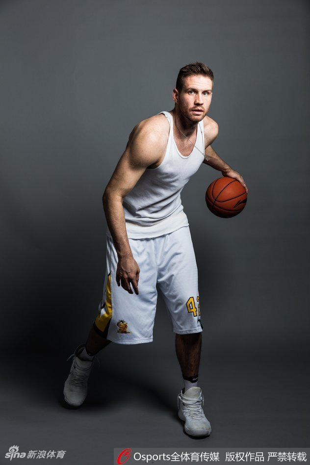 赛场上，兰多夫在对方多名球员的围堵下依然强行起跳投篮，表情坚毅，展现了其强悍的内线攻击力。