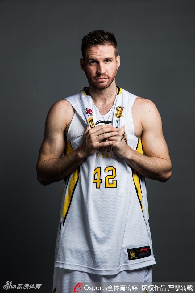 训练中的兰多夫汗如雨下，专注地完成每一次投篮练习，紧身衣下显露出健硕的肌肉线条，彰显着职业球员的自律。