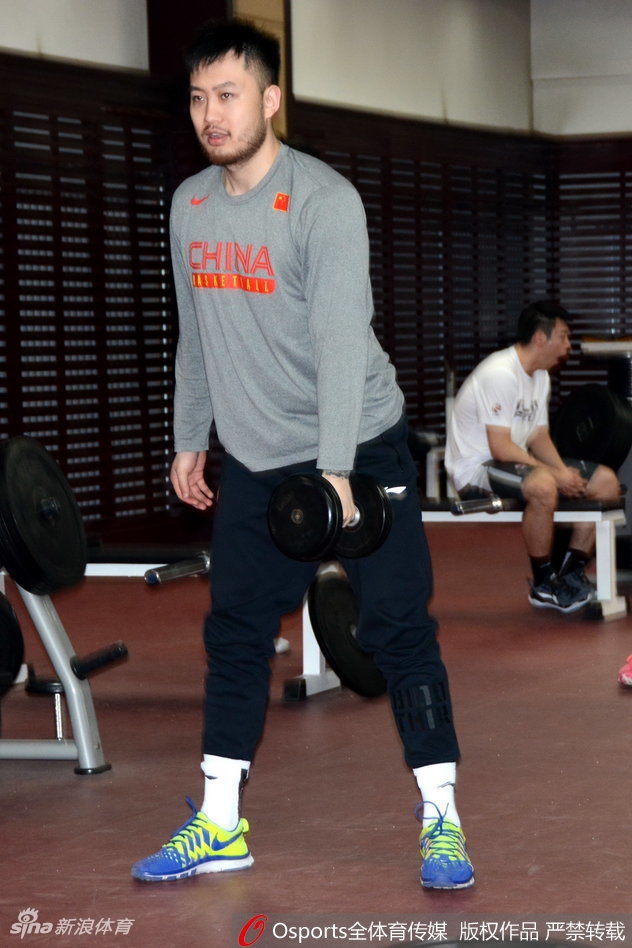 在一次成功的防守后,山东男篮的队员们围在一起,相互击掌鼓励,眼神中充满了坚定与信任,团队的凝聚力在这一刻展现得淋漓尽致。