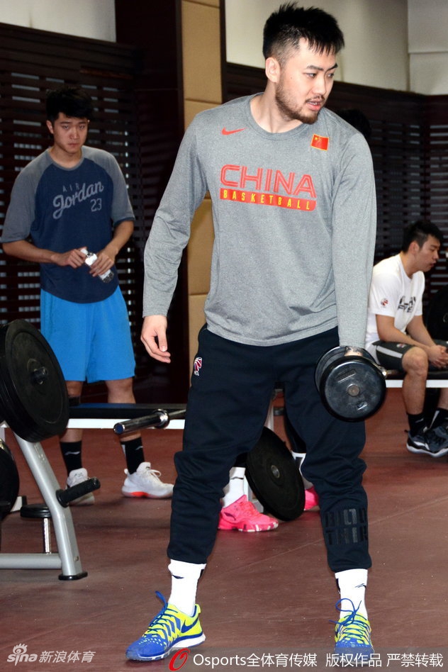 训练结束后,满头大汗的队员们并未立即离场,而是聚在一起认真聆听教练的总结,每一个细节的打磨都是为了在赛场上多一分胜算。