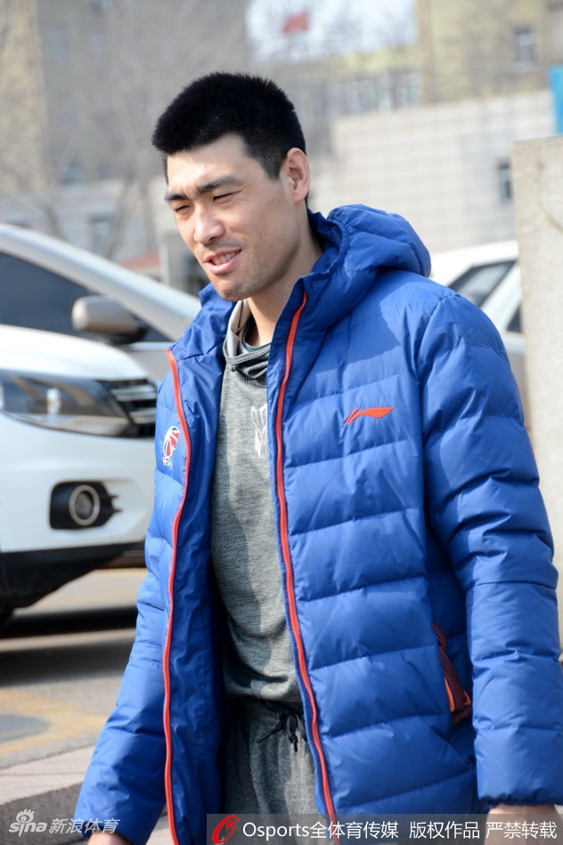 山东男篮的射手群正在进行三分球专项训练,皮球在空中划出一道道优美的弧线,应声入网,展现出极佳的投篮手感。