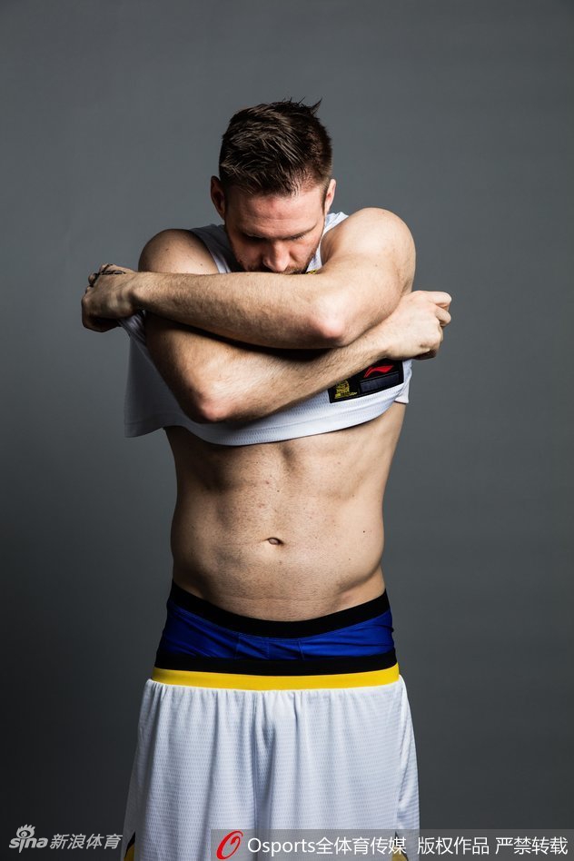 完成一次精彩得分后，兰多夫振臂高呼，与队友激情庆祝，他的情绪感染了全队和现场的每一位观众。