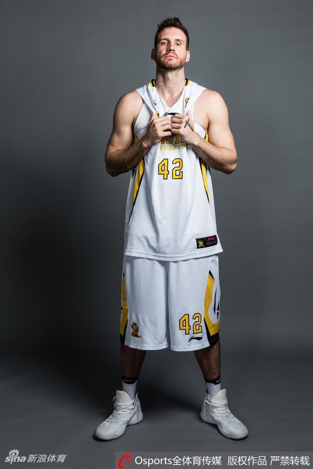 兰多夫身着北控队红色战袍，目光如炬地凝视前方，仿佛即将踏入战场，充满了对胜利的渴望。