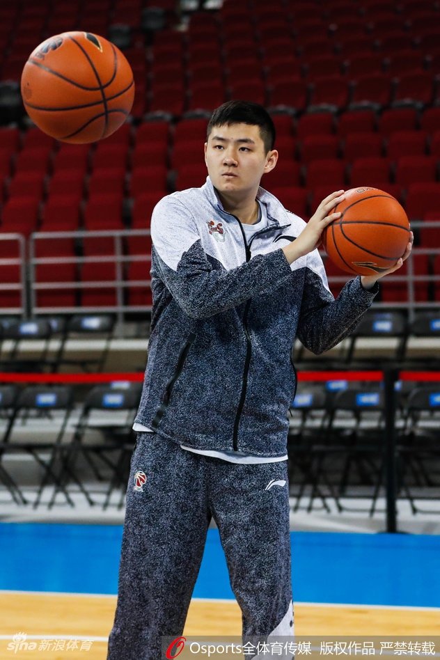 在空荡的五棵松体育馆内，上海男篮将士们围成一圈，队长张兆旭挥臂高呼，鼓舞着即将奔赴战场的每一位兄弟。