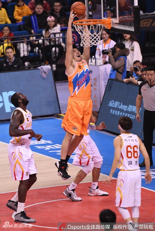 巴赫拉米背身单打，如同一位沉稳的指挥官，他用经验卡住位置，寻找着队友的跑动路线，随时准备送出致命一传。