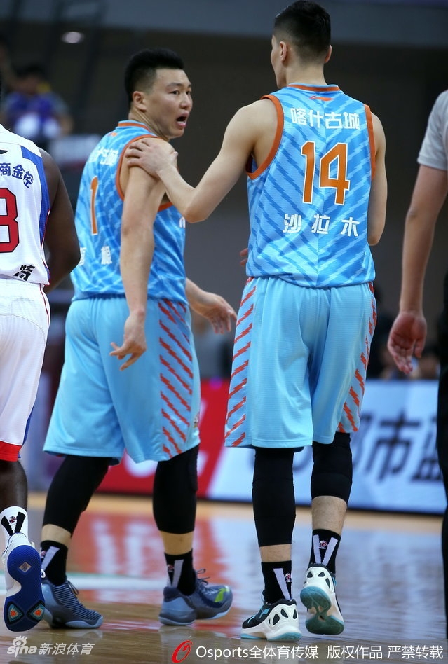 李根双眼圆睁怒不可遏，右臂直伸食指如剑直指裁判，身旁队友奋力阻拦却难掩其冲天怒火