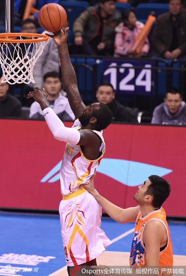 明纳拉斯迎着防守人干拔跳投，出手点高到难以封盖，皮球离开指尖的瞬间，整个球馆的目光都被这颗决定比分的篮球所吸引。