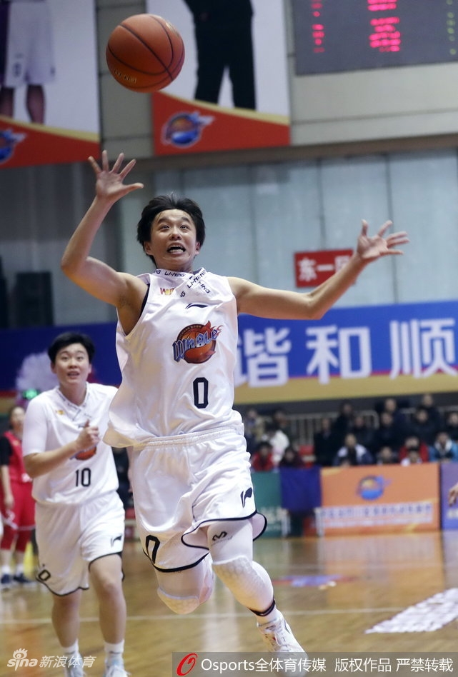 山西女篮后卫赵志芳运球突破，眼神犀利直视前方，正欲穿过四川队的防线，身姿灵动迅捷