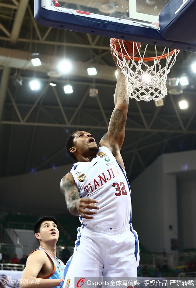 霍尔曼在新疆内线群中强行起跳，单手将球砸进篮筐，整个篮球架仿佛都在他的暴力美学下颤抖，天津队替补席瞬间炸裂，挥动着毛巾为他欢呼。