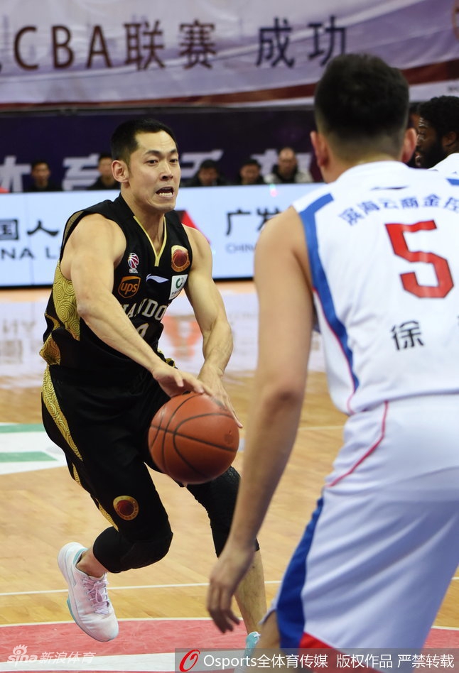 山东队外援莫泰尤纳斯在篮下强打，他利用强壮的身体卡住位置，强硬地将球放入篮筐，展现了欧洲内线细腻的技术和强悍的球风。