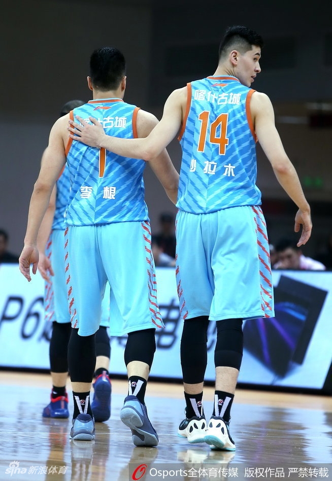 李根情绪完全失控，面对裁判双手摊开似乎在愤怒咆哮，脸部肌肉紧绷青筋暴起，赛场气氛凝固到冰点