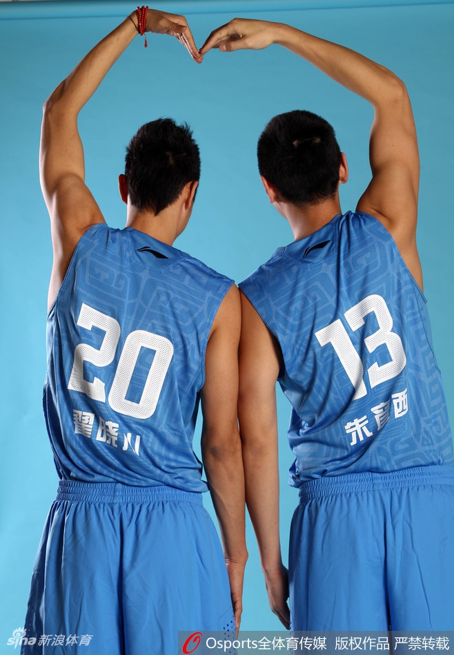 其中一位男生俏皮地輕咬著另一位的衣領，而被咬的男生則露出既無奈又寵溺的微笑，這個充滿趣味和挑逗的小動作，將情侶間的親暱感展現得淋漓盡致。