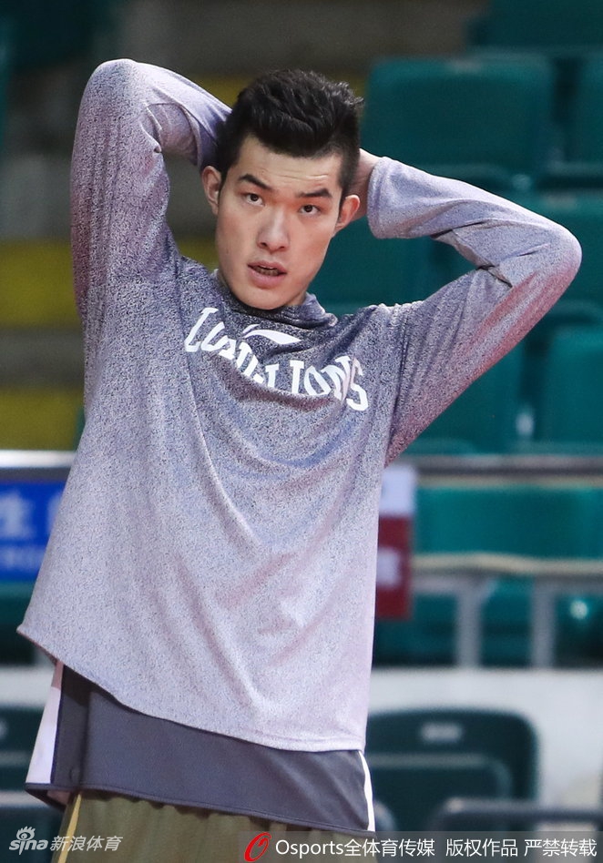 辽宁中锋韩德君在低位要球，他宽厚的背影如同移动长城，广州队年轻的内线范子铭正全力顶防，不敢有丝毫松懈。