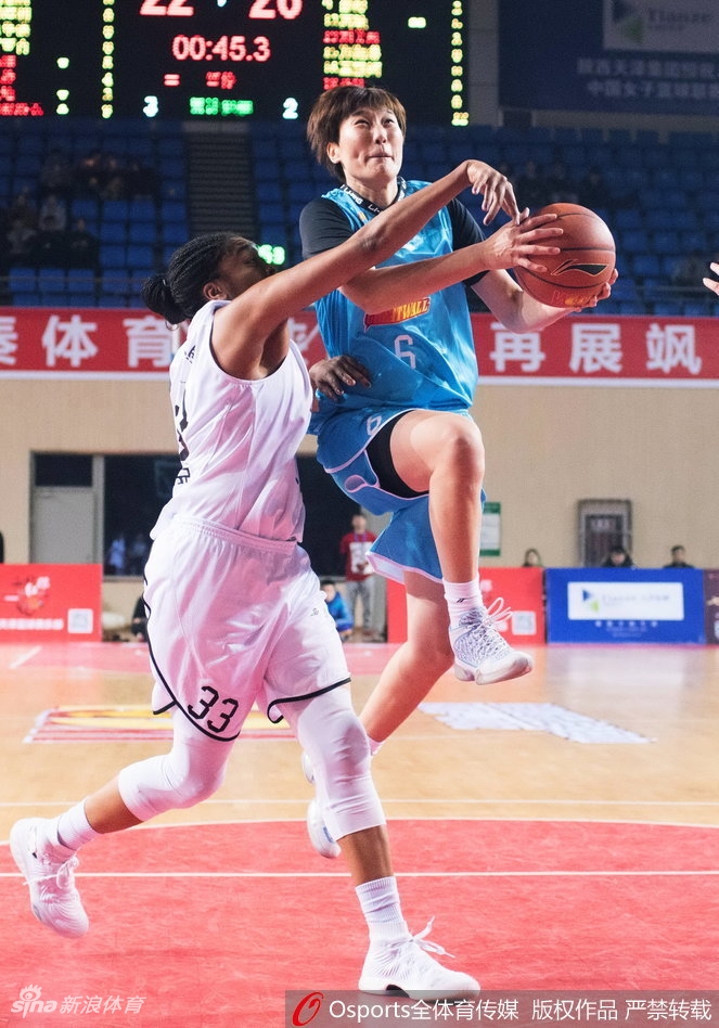 陕西队高珊在快攻中接球出手，身姿舒展，眼神紧盯着飞向篮筐的篮球