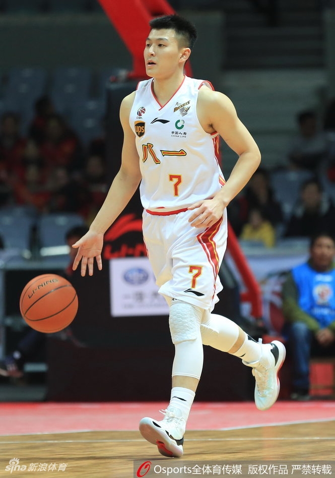 四川老将刘炜在贴身紧逼下冷静护球，眼神坚定地观察队友跑位，场上气氛剑拔弩张。