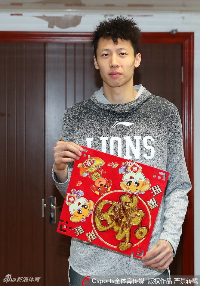 另一名广厦队员手持卷轴，脸上洋溢着灿烂的笑容，仿佛将胜利的喜悦和新春的喜气一同传递给了镜头前的每一个人。