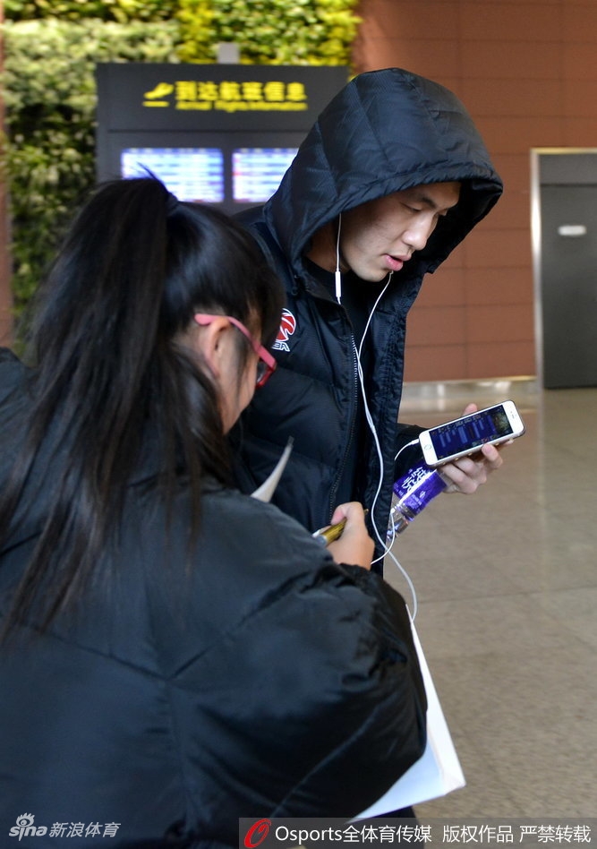 一位可爱的小球迷被父亲高高举起,成功拿到签名后,脸上洋溢着幸福的笑容,这或许就是辽篮球迷文化的最好传承。